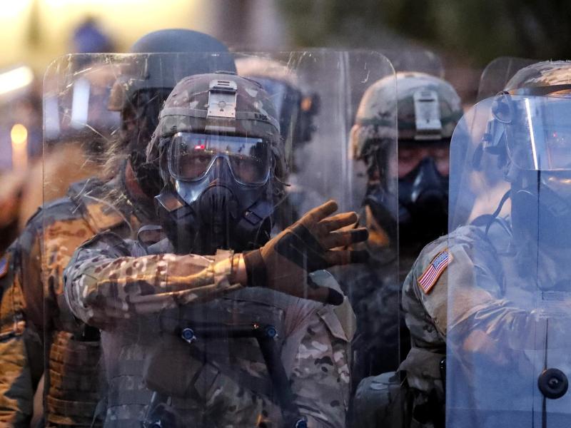 Truppen der Nationalgarde von Georgia bereiten sich 9n Atlanta auf die Durchsetzung der Ausgangssperre vor. Foto: John Bazemore/AP/dpa
