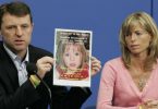 Gerry und Kate McCann zeigen während einer Pressekonferenz im Juni 2007 ein Bild ihrer verschwundenen Tochter Maddie. Foto: Soeren Stache/dpa-Zentralbild/dpa