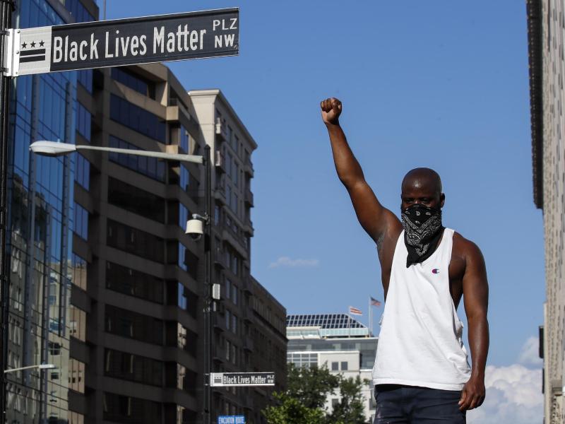 Aufgereckte Faust auf dem umbenannten «Black Lives Matter»-Platz in Washington. Foto: Alex Brandon/AP/dpa