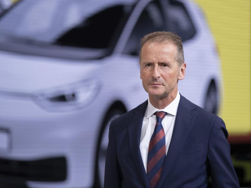 VW-Konzernchef Herbert Diess gibt die Führung der Kernmarke ab. Foto: Silas Stein/dpa