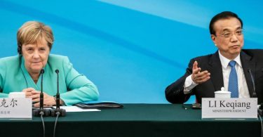 Bundeskanzlerin Merkel sitzt im September 2019 neben Li Keqiang. Nun finden die Gespräche per Videokonferenz statt. Foto: Michael Kappeler/dpa