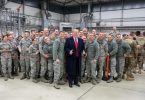 Donald Trump lässt sich 2018 während eines Zwischenstopps auf dem Stützpunkt der US-Luftwaffe in Ramstein mit Militärangehörigen fotografieren. Foto: Shealah Craighead/White House /dpa