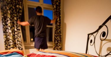 Rituale helfen beim Einschlafen - vor dem Zubettgehen noch kurze Zeit aus dem Fenster zu schauen zum Beispiel. Foto: Franziska Gabbert/dpa-tmn