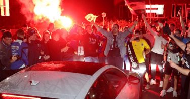 Bielefeld-Fans feiern vor dem Stadion den Sieg und damit den nahezu feststehendenf Aufstieg. Foto: Friso Gentsch/dpa