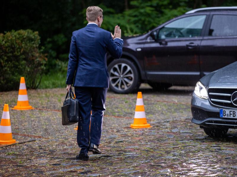 Philipp Amthor verlässt am Freitag nach der Sitzung des CDU-Landesvorstandes das Tagungshotel in Güstrow. Foto: Jens Büttner/dpa-Zentralbild/dpa