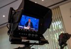 Auf einem Videomonitor ist Lothar H. Wieler, Präsident des Robert Koch-Instituts (RKI), zu sehen. Foto: John Macdougall/AFP-Pool/dpa