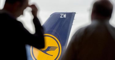 Die von der Corona-Krise hart getroffene Lufthansa hat wegen der dauerhaft geringeren Nachfrage den weltweiten Personalüberhang auf 22.000 Stellen beziffert. Foto: Boris Roessler/dpa