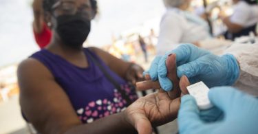 Ein Arzt nimmt im Rahmen einer groß angelegten Untersuchung der Bevölkerung in Brasilien eine Blutprobe. Foto: Fernando Souza/ZUMA Wire/dpa