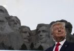 Anlässlich des Unabhängigkeitstages steht US-Präsident Trump am Rushmore-Denkmal. Foto: Alex Brandon/AP/dpa
