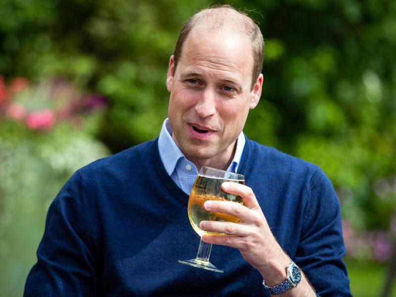 Prinz William hält ein Glas mit Aspalls Cidre bei seinem Besuch im Pub «The Rose and Crown» im Dorf Snettisham. Foto: Aaron Chown/PA Wire/dpa