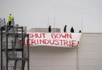 Aktivisten brachten auf dem Dach des Tönnies-Hauptstandorts in Rheda-Wiedenbrück ein Transparent mit der Aufschrift «Shut Down Tierindustrie» an. Foto: Guido Kirchner/dpa