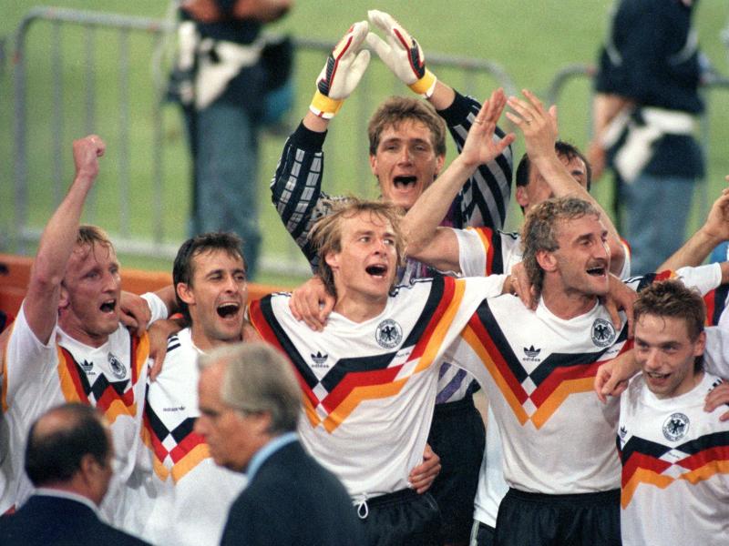Die deutsche Nationalmannschaft jubelt 1990 über den Gewinn der Fußball-WM im Olympiastadion von Rom. Foto: Frank Kleefeldt/dpa