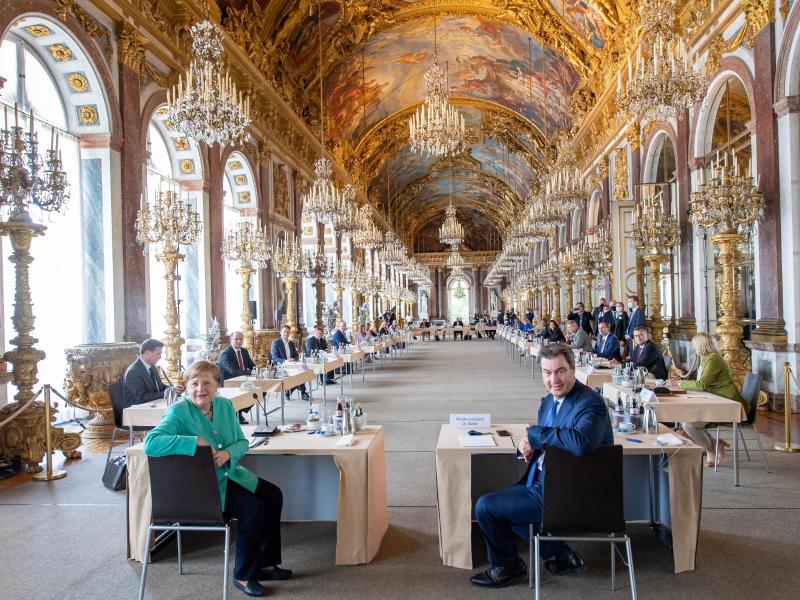 Unter der Leitung von Markus Söder findet mit Kanzlerin Angela Merkel (CDU) auf der Insel Herrenchiemsee die Sitzung des bayerischen Kabinetts in der Spiegelgalerie des Neuen Schlosses statt. Foto: Peter Kneffel/dpa/Pool/dpa