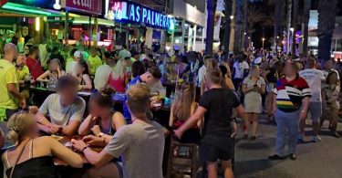 Dichtes Gedränge am vergangenen Freitag auf der «Bierstraße» in Palma de Mallorca. Foto: Michael Wrobel/Birdy Media/dpa