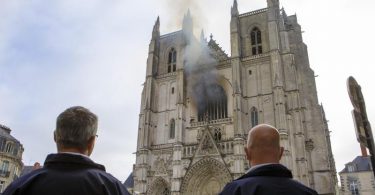 Aus einem Fenster der Kathedrale Saint-Pierre-et-Saint-Paul steigt Rauch auf. Foto: Laetitia Notarianni/AP/dpa