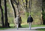 Spaziergänger im Englischen Garten in München - einer Region mit einer höheren Lebenserwartung als in Norddeutschland. Foto: picture alliance / dpa