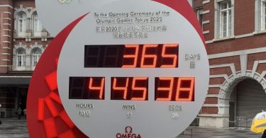 Angehalten: Der Olympia-Countdown Uhr vor dem Zentralbahnhof in Tokio. Foto: Lars Nicolaysen/dpa