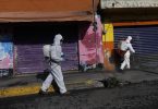 Coronavirus-Pandemie: In Mexiko-Stadt sprühen Arbeiter eine Desinfektionslösung auf die Straße. Foto: Rebecca Blackwell/AP/dpa