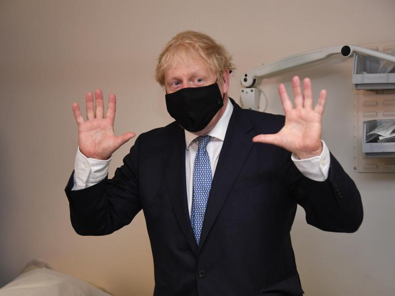 Der britische Premierminister Boris Johnson bei einem Besuch in einem Krankenhause im Osten Londons. Foto: Evening Standard/Jeremy Selwyn/PA Wire/dpa