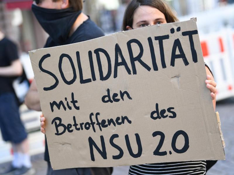 Ein Demonstrantin in Wiesbaden zeigt «Solidarität mit den Betroffenen des NSU 2.0». Foto: Arne Dedert/dpa