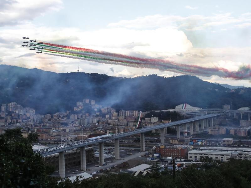 Die Kunstflugstaffel Frecce Tricolori fliegt bei der Einweihung in Genua über die neue Brücke hinweg. Foto: Antonio Calanni/AP/dpa