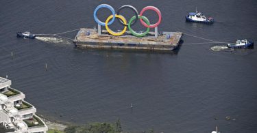 Die Olympischen Ringe werden in der Bucht von Tokio zu Instandhaltungsarbeiten entfernt. Foto: -/kyodo/dpa