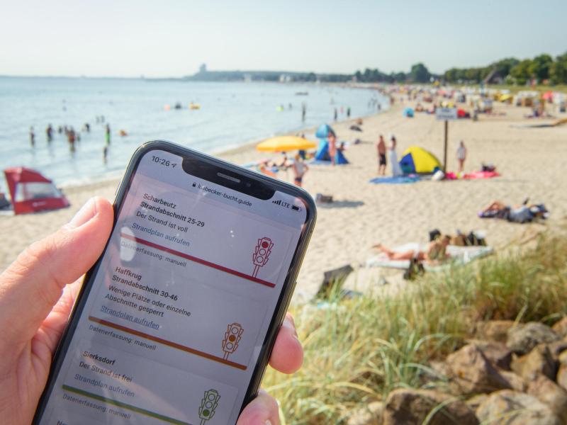 Die App «Strandticker» der Ostseegemeinden misst in Corona-Zeiten die Auslastung an den Ostseestränden. Foto: Gregor Fischer/dpa