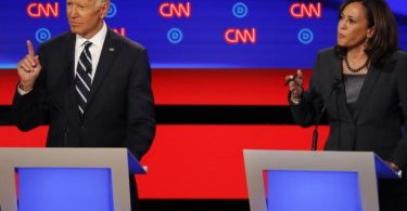 Die damaligen demokratischen Bewerber um die Präsidentschaftskandidatur, Joe Biden und Kamala Harris, sprechen im Juli 2019 während der zweiten TV-Debatte der Demokraten. Foto: Paul Sancya/AP/dpa