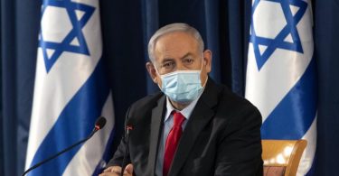 Israels Ministerpräsident Benjamin Netanjahu spricht von einem «historischen Tag». Foto: Sebastian Scheiner/AP Pool/dpa