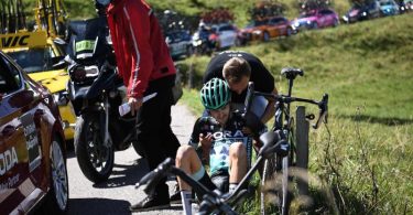 Buchmann (M) vom Team von Bora-hansgrohe ist nach einem Sturz auf der vierten Etappe aus der Dauphiné-Rundfahrt ausgestiegen. Foto: Anne-Christine Poujoulat/AFP/dpa