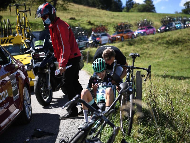 Buchmann (M) vom Team von Bora-hansgrohe ist nach einem Sturz auf der vierten Etappe aus der Dauphiné-Rundfahrt ausgestiegen. Foto: Anne-Christine Poujoulat/AFP/dpa