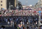 Teilnehmer einer Demonstration der belarussischen Opposition versammeln sich im Zentrum der Hauptstadt und schwenken alte Nationalflaggen. Foto: Dmitri Lovetsky/AP/dpa