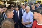 Präsident Alexander Lukaschenko (2.v.r) besucht den staatlichen Traktorenhersteller MZKT in Minsk. Foto: Andrei Stasevich/BelTA/AP/dpa