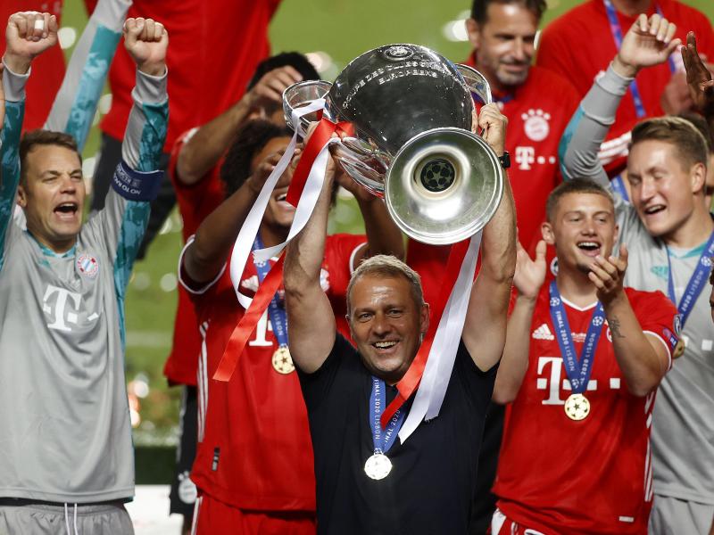 Bayerns Cheftrainer Hansi Flick feiert mit den Spielern des FC Bayern München. Foto: Matthew Childs/Pool Reuters/AP/dpa