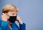 Bundeskanzlerin Angela Merkel nimmt vor ihrer traditionellen Sommer-Pressekonferenz zu aktuellen innen- und außenpolitischen Themen ihre Maske ab. Foto: Michael Kappeler/dpa-Pool/dpa