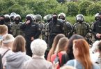 Demonstranten und Einsatzkräfte der Sonderpolizei OMON stehen sich am Unabhängigkeitsplatz in Minsk gegenüber. Foto: Ulf Mauder/dpa