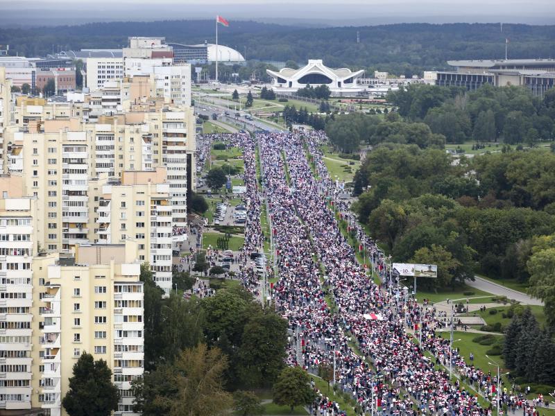 Unterstützer der belarussischen Opposition laufen in Richtung Palast der Unabhängigkeit. Foto: -/AP Photo/TUT.by/dpa