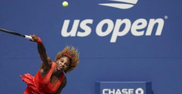 Musste für den Einzug ins Halbfinale schwer rackern: Serena Williams in Aktion. Foto: Seth Wenig/AP/dpa