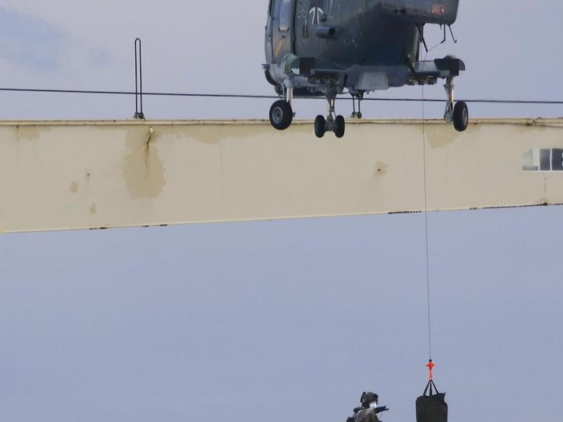 Das Handout der Bundeswehr zeigt das Boardingteam der Fregatte 'Hamburg', das sich von einem Hubschrauber auf das türkische Frachtschiff 'Roseline A' abseilt. Foto: Bundeswehr/dpa