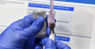 Eine Krankenschwester bereitet eine Spritze mit einem potenziellen Impfstoff der US-Biotech-Firma Moderna gegen Covid-19 vor. Foto: Hans Pennink/AP/dpa