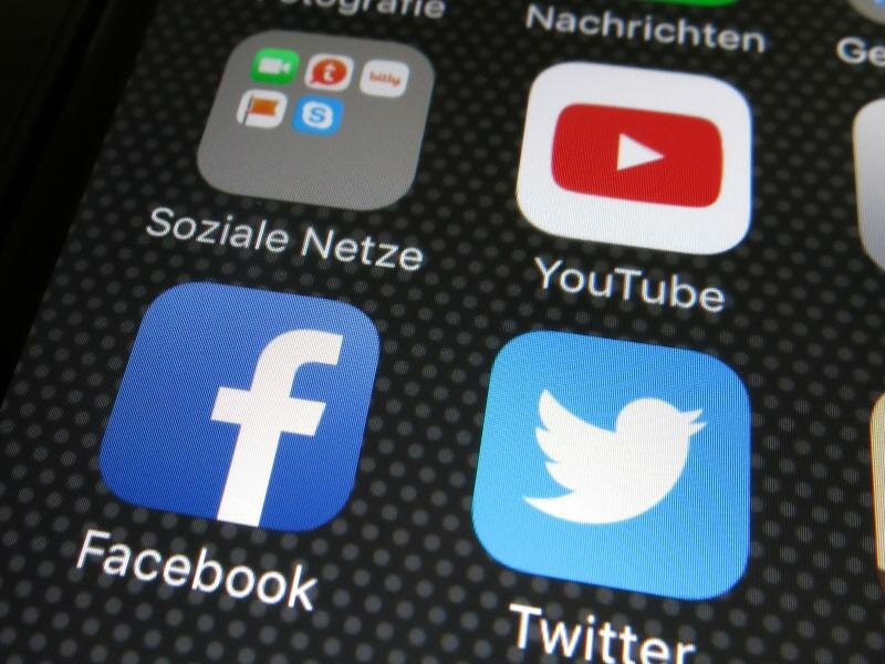Schwerbewaffnete Polizisten kontrollieren in der Wiener Innenstadt eine Person. Nach einem Anschlag dort, gab es auch Terrorbotschaften im Netz. Foto: Roland Schlager/APA/dpa