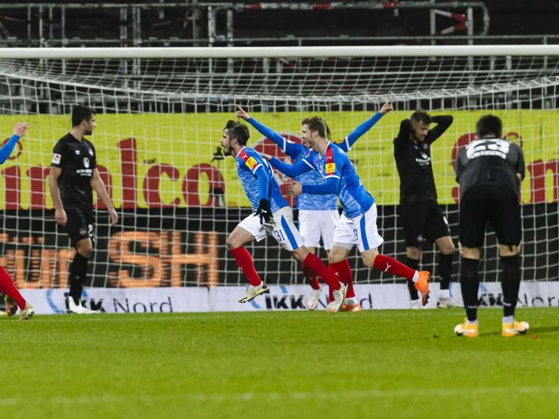Fin Bartels (3.v.l.) war beim Kieler Sieg gegen Nürnberg der Matchwinner. Foto: Frank Molter/dpa
