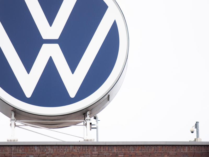 Laut VW sind noch rund 9000 Verfahren offen, in denen erst 2019 oder 2020 geklagt wurde. Foto: Julian Stratenschulte/dpa