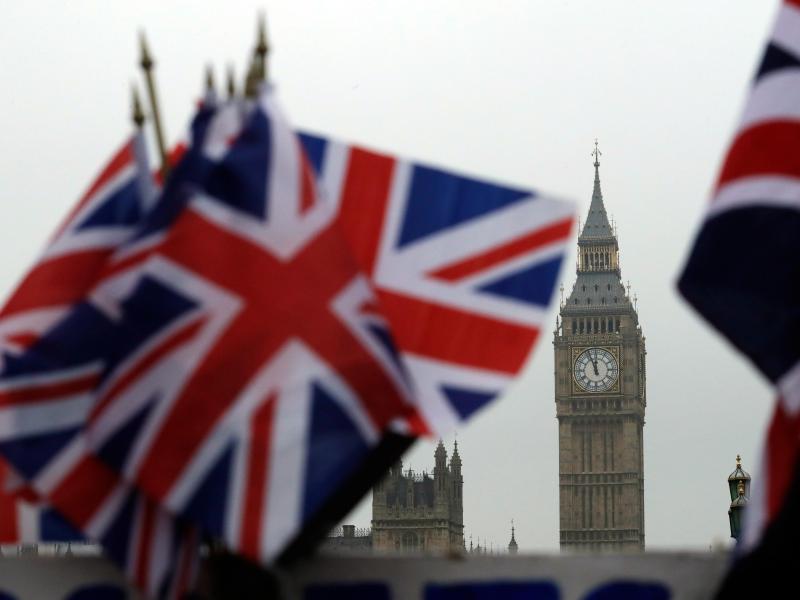 Britische Flaggen wehen in der Nähe des berühmten Uhrturms Big Ben. Vor Ablauf der letzten Frist für eine Entscheidung am Sonntag beraten die Unterhändler weiter über Brexit-Handelspakt. Foto: Matt Dunham/AP/dpa