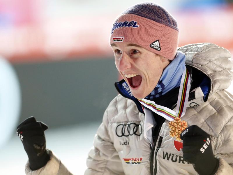 Das deutsche Team um Karl Geiger will auch im Mannschaftswettbewerb eine Medaille holen. Foto: Darko Bandic/AP/dpa