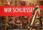 "Wir schließen" ist am dritten Adventswochenende an einem Schuhgeschäft in der Innenstadt von Wernigerode zu lesen. Foto: Matthias Bein/dpa-Zentralbild/dpa