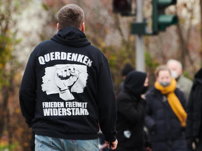 Teilnehmer einer 'Querdenken'-Demonstration in Berlin (Archiv). Foto: Annette Riedl/dpa