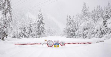 Eine Straßensperre versperrt einen verschneiten Weg am Berg Großglockner in Osttirol. Foto: Expa/Johann Groder/APA/dpa