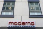 Das Moderna-Logo am Hauptsitz des Konzerns. Foto: Elise Amendola/AP/dpa/Archiv