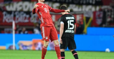 Dank Weltfußballer Robert Lewandowski drehten die Bayern das Spitzenspiel in Leverkusen. Foto: Bernd Thissen/dpa-pool/dpa